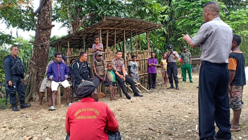 Jaga Kamtibmas, Brimob Polda Riau dan Sat Binmas Polres Yahukimo Sambangi Kepala Suku